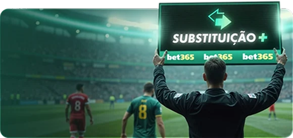 Quarto árbitro ergue a placa Substituição+ em uma partida de futebol